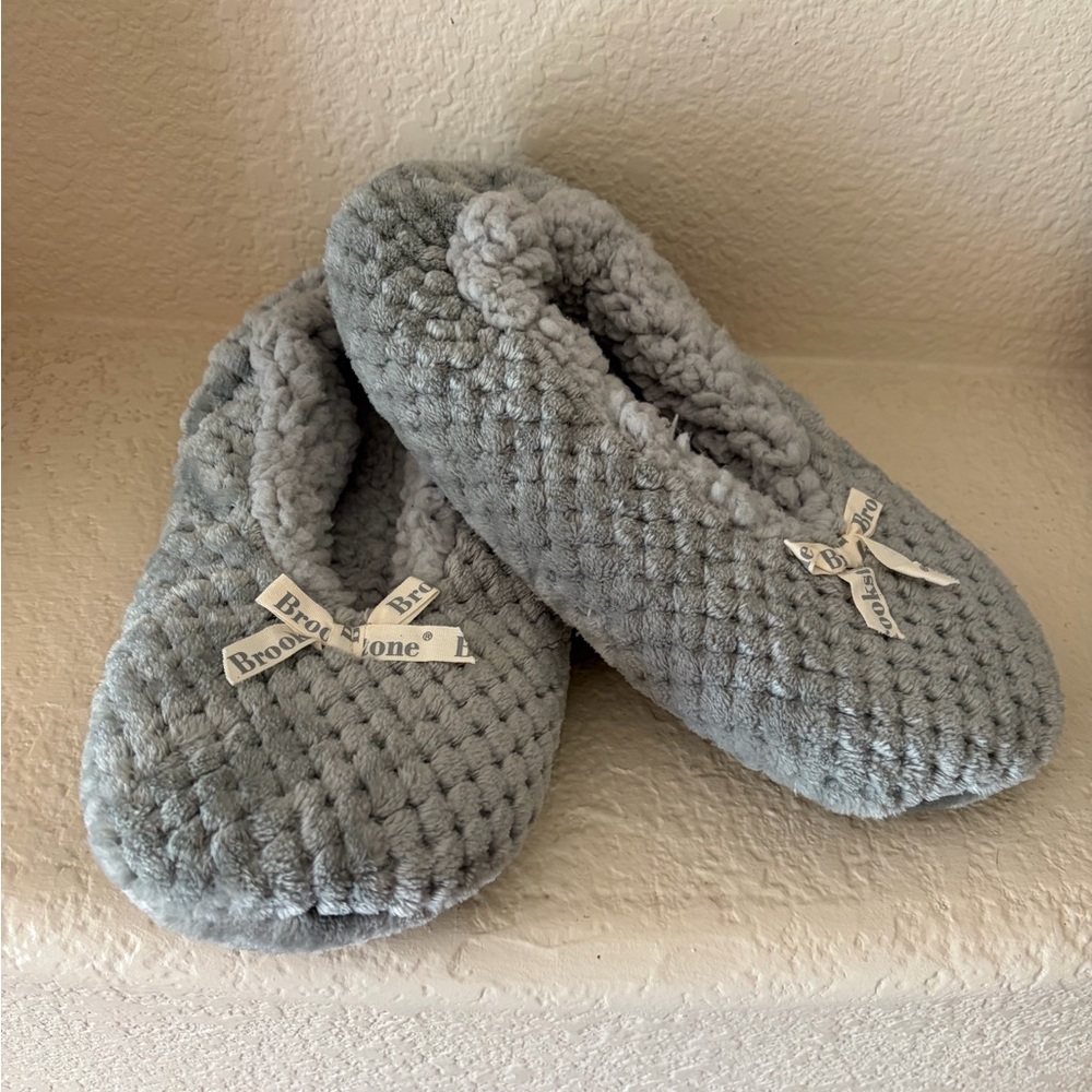 Brookstone Women's Slipper Socks w/ Cozy Lining & Non-Skid Grippers Gray NWOT
OS